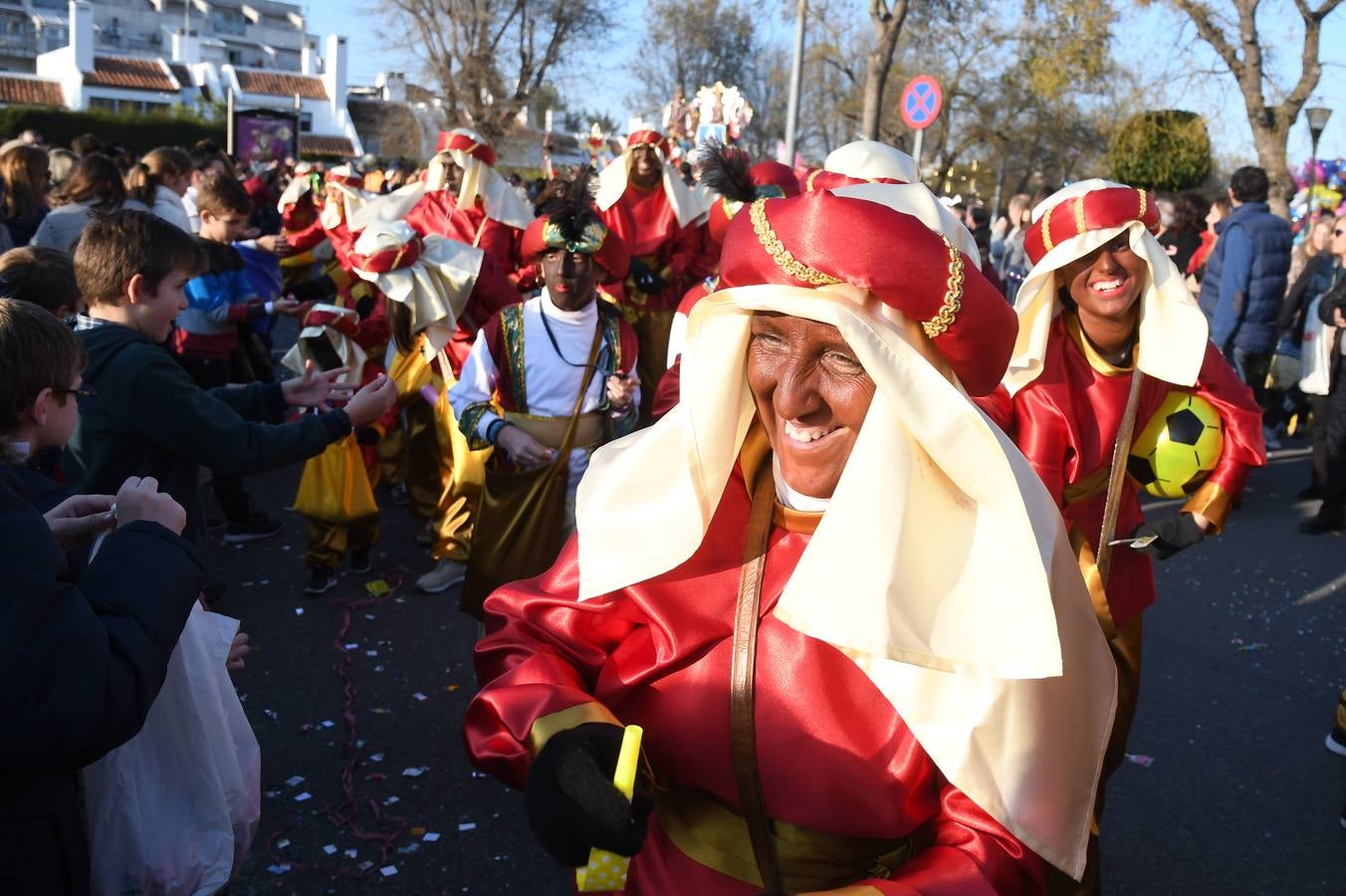 Cientos de personas acuden a la gran Cabalgata de Reyes Magos de Tomares