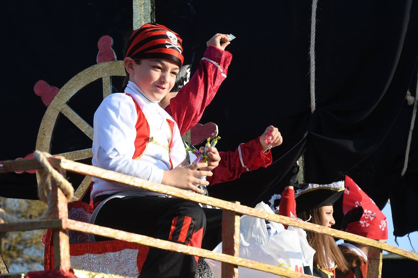 Cientos de personas acuden a la gran Cabalgata de Reyes Magos de Tomares