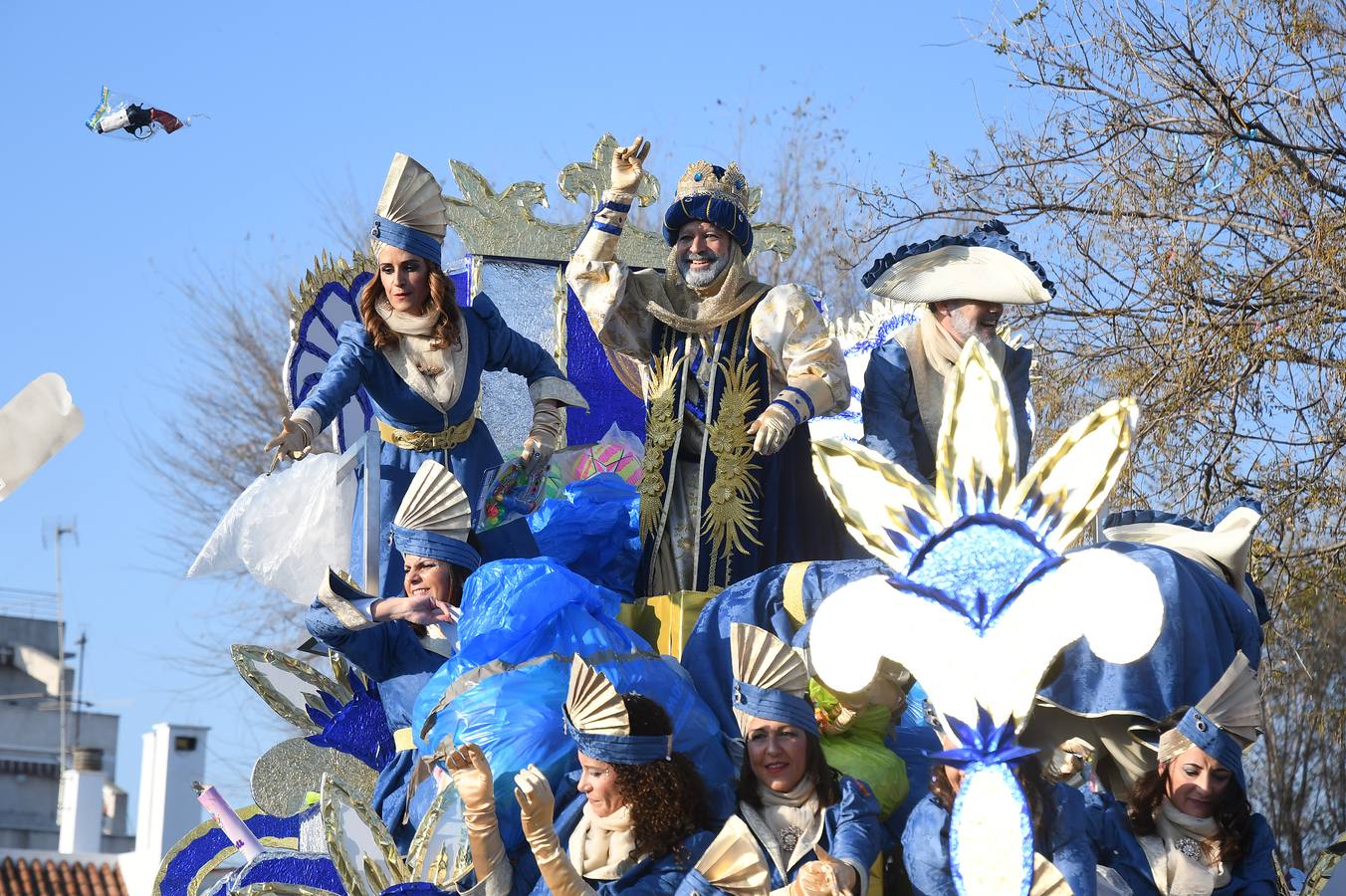 Cientos de personas acuden a la gran Cabalgata de Reyes Magos de Tomares