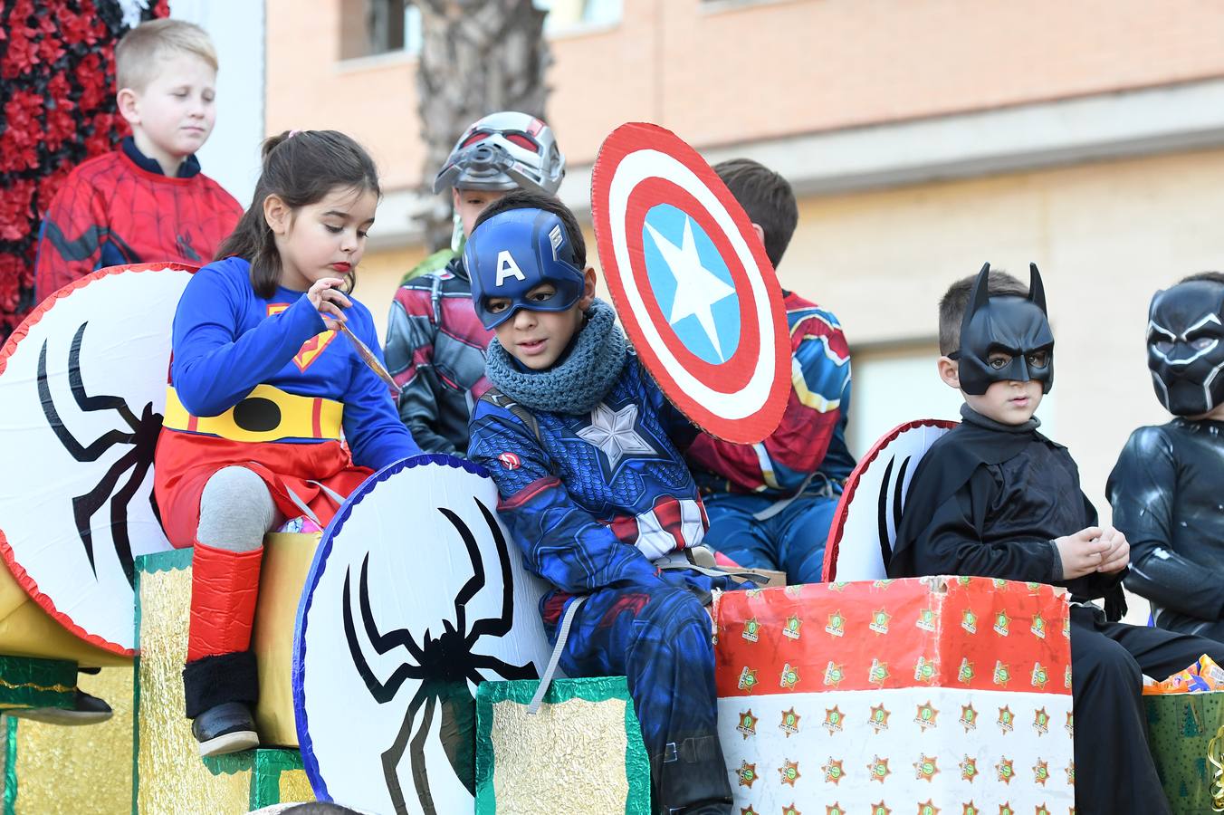 Cientos de personas acuden a la gran Cabalgata de Reyes Magos de Tomares