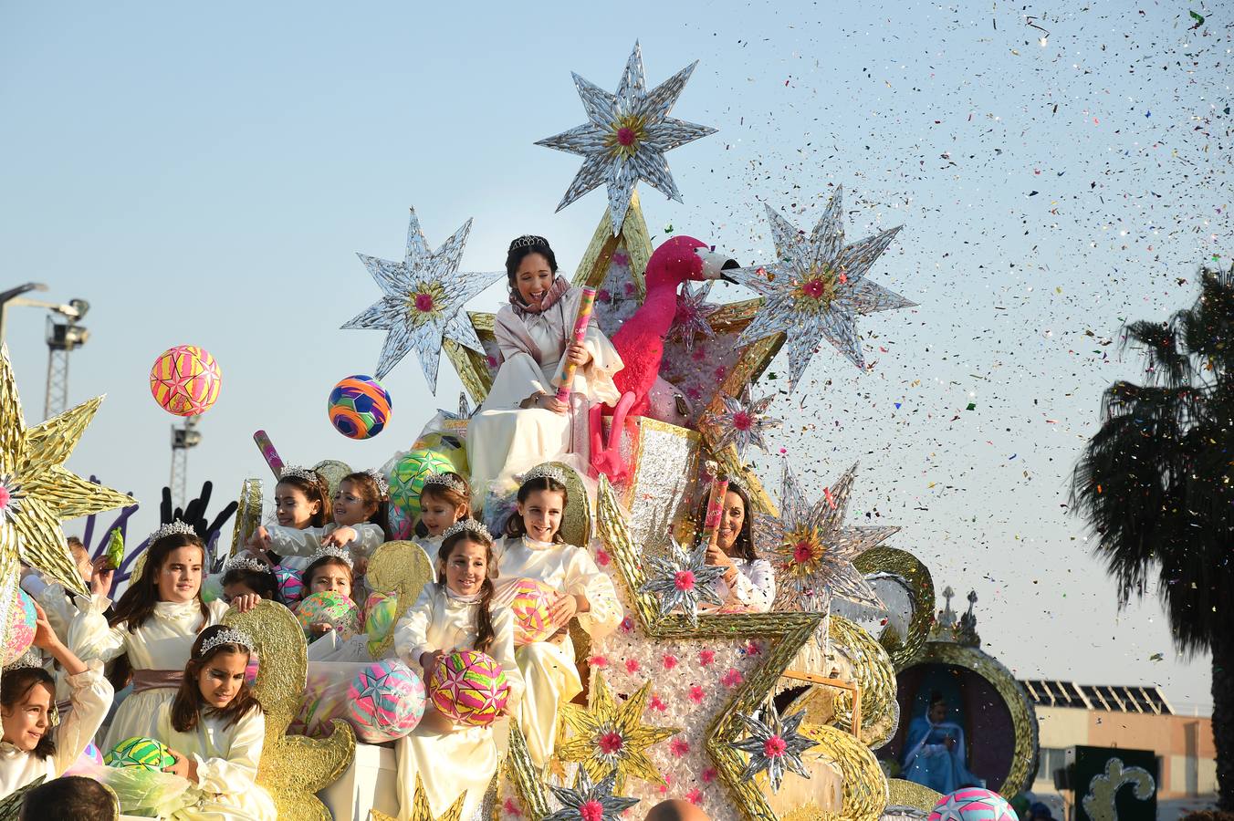 Cientos de personas acuden a la gran Cabalgata de Reyes Magos de Tomares