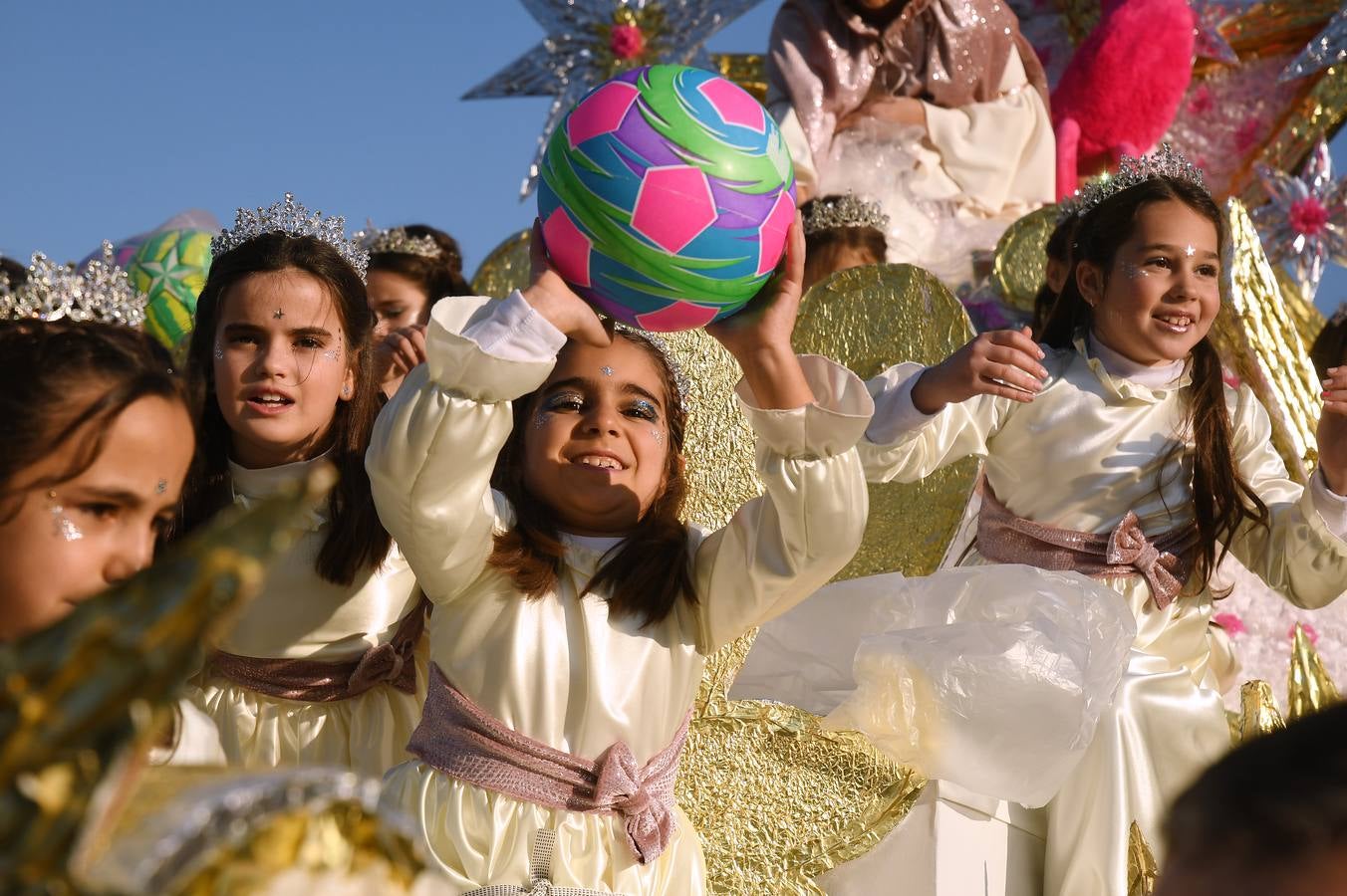 Cientos de personas acuden a la gran Cabalgata de Reyes Magos de Tomares