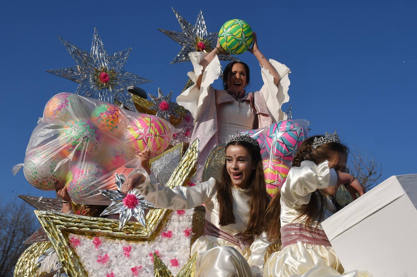 Cientos de personas acuden a la gran Cabalgata de Reyes Magos de Tomares