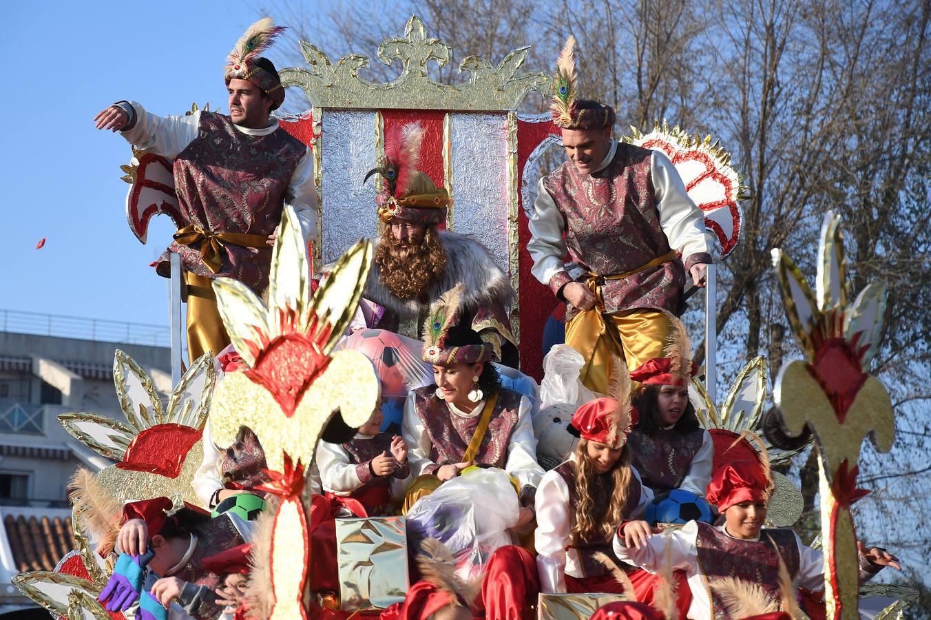 Cientos de personas acuden a la gran Cabalgata de Reyes Magos de Tomares