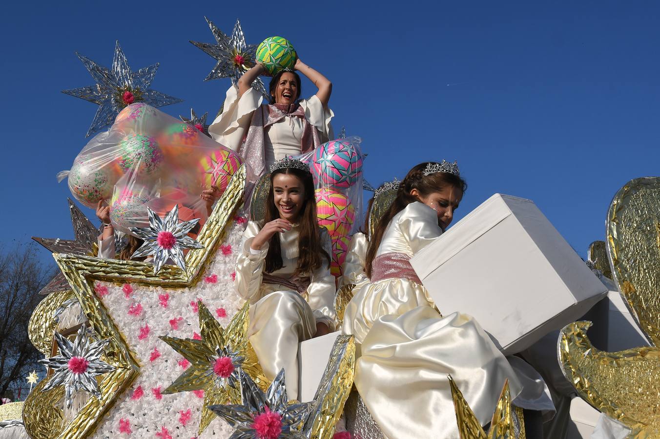 Cientos de personas acuden a la gran Cabalgata de Reyes Magos de Tomares