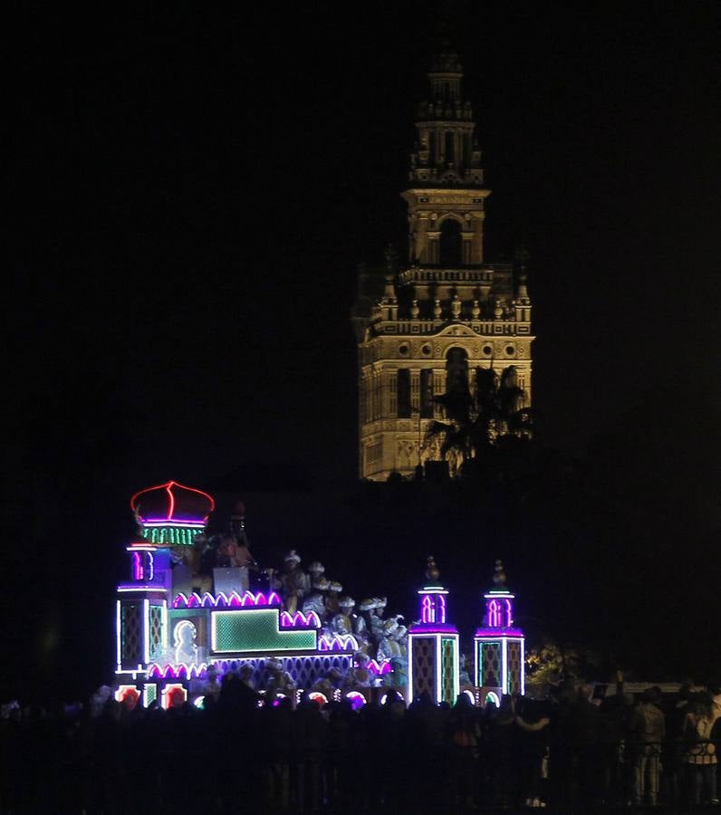 En imágenes, la Cabalgata de los Reyes Magos por Triana