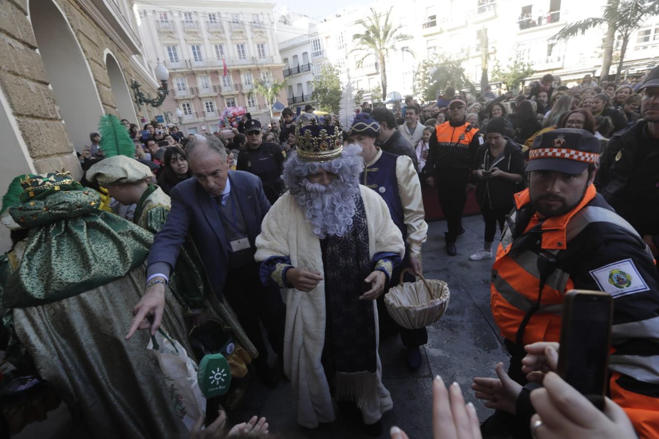 Los Reyes Magos visitan el Consistorio gaditano