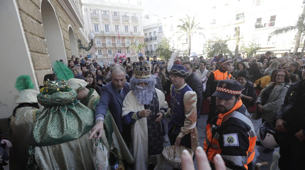 Los Reyes Magos visitan el Consistorio gaditano