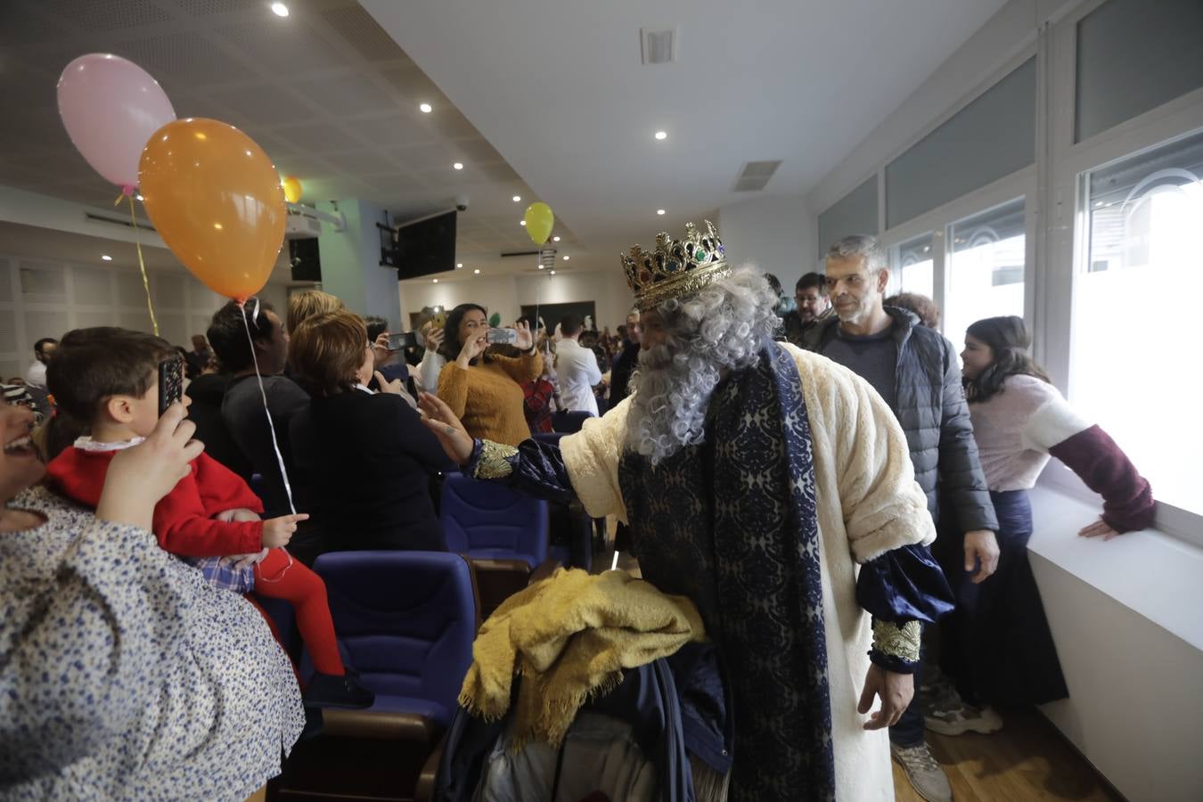 Los Reyes Magos visitan el Hospital Puerta del Mar