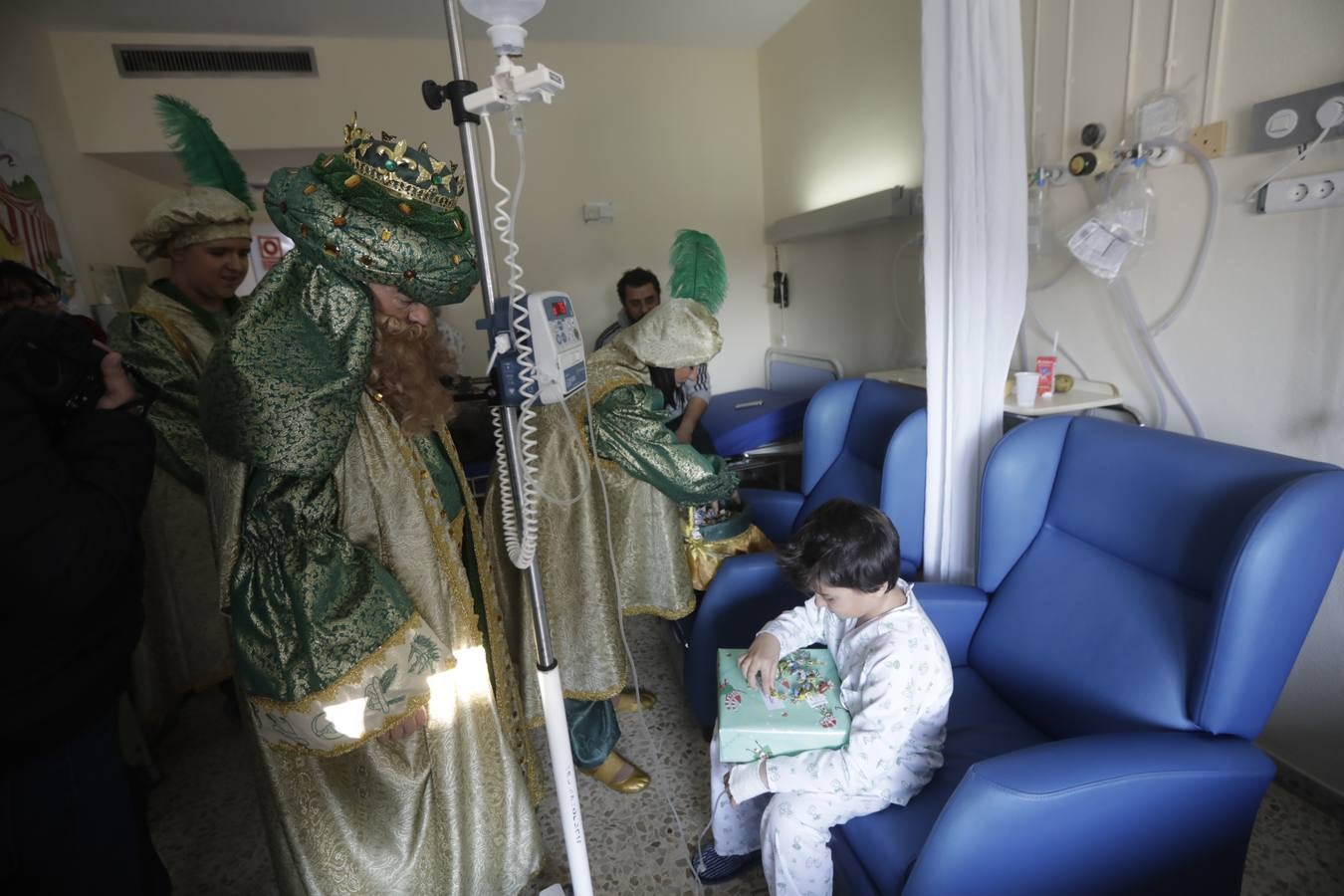 Los Reyes Magos visitan el Hospital Puerta del Mar