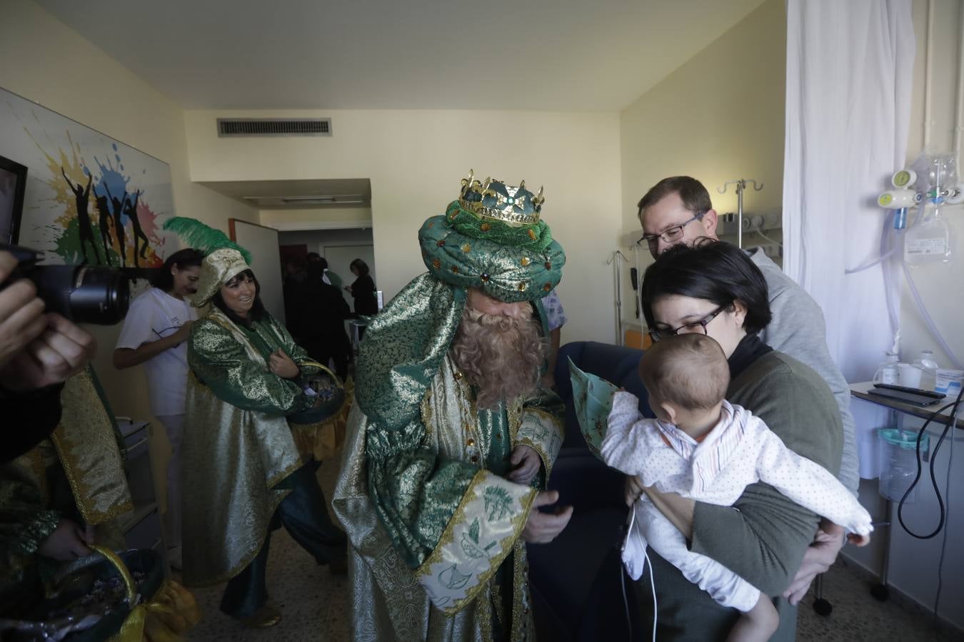 Los Reyes Magos visitan el Hospital Puerta del Mar