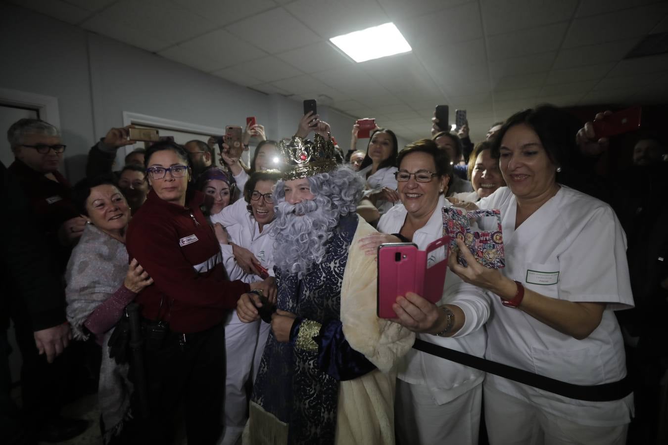 Los Reyes Magos visitan el Hospital Puerta del Mar