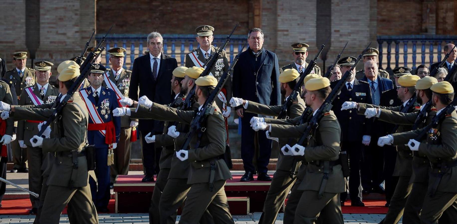 La Pascua Militar, en imágenes. El Teniente General Jose Rodríguez García, Jefe de la Fuerza Terrestre, durante los actos de celebración de la Pascua Militar celebrados hoy en la plaza de España de Sevilla