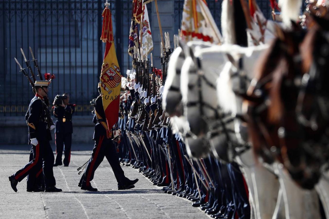 La Pascua Militar, en imágenes. Miembros de la Guardia Real formados en el patrio de armas del Palacio Real donde los reyes presiden la ceremonia de la Pascua Militar, a la que asisten el presidente del Gobierno en funciones, Pedro Sánchez, la ministra de Defensa, Margarita Robles, el de Interior, Fernando Grande-Marlaska, y los miembros de la cúpula militar