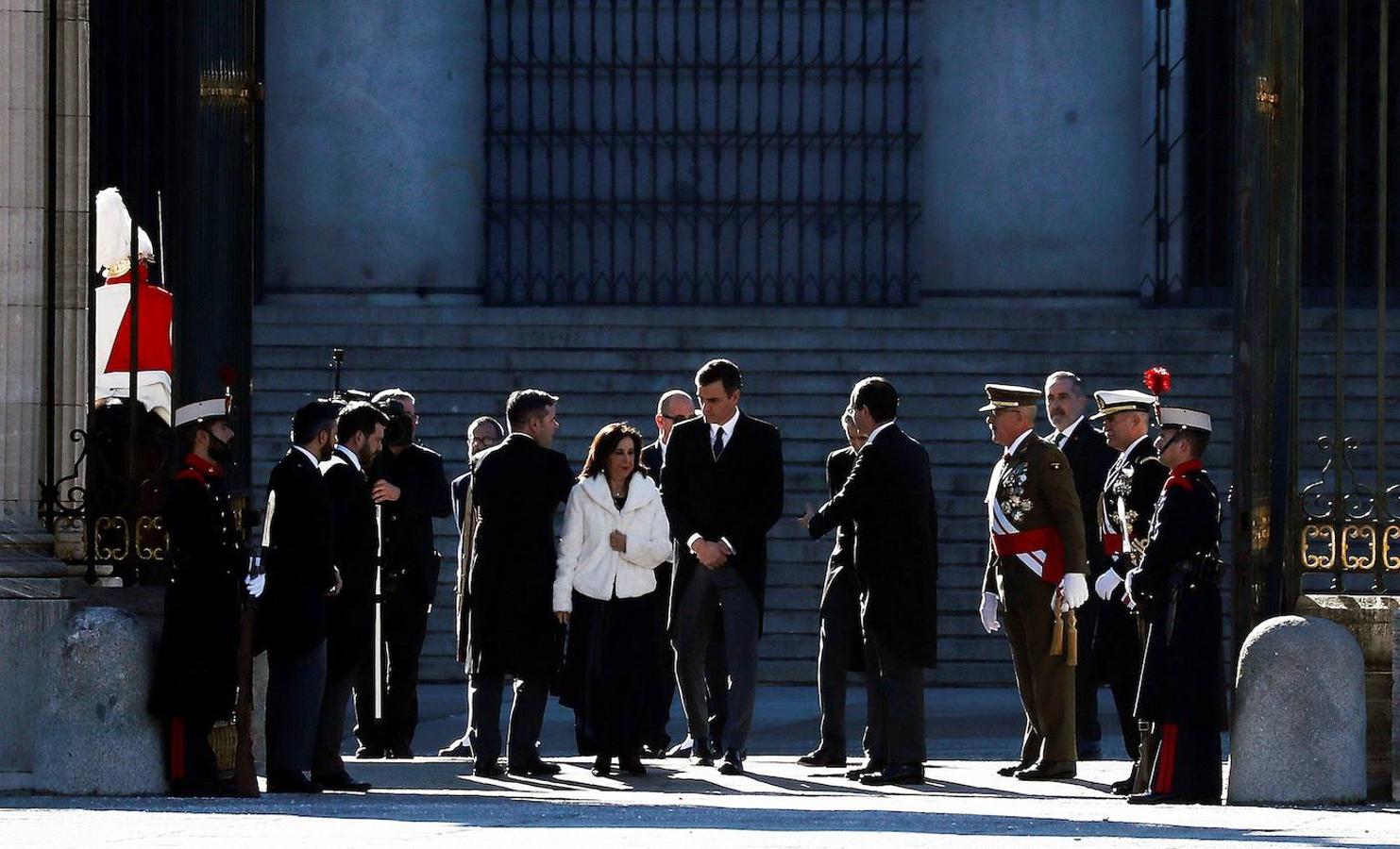 La Pascua Militar, en imágenes. El presidente de Gobierno en funciones, Pedro Sánchez, acompañado por la ministra de Defensa en funciones, Margarita Robles, a su llegada al Palacio Real