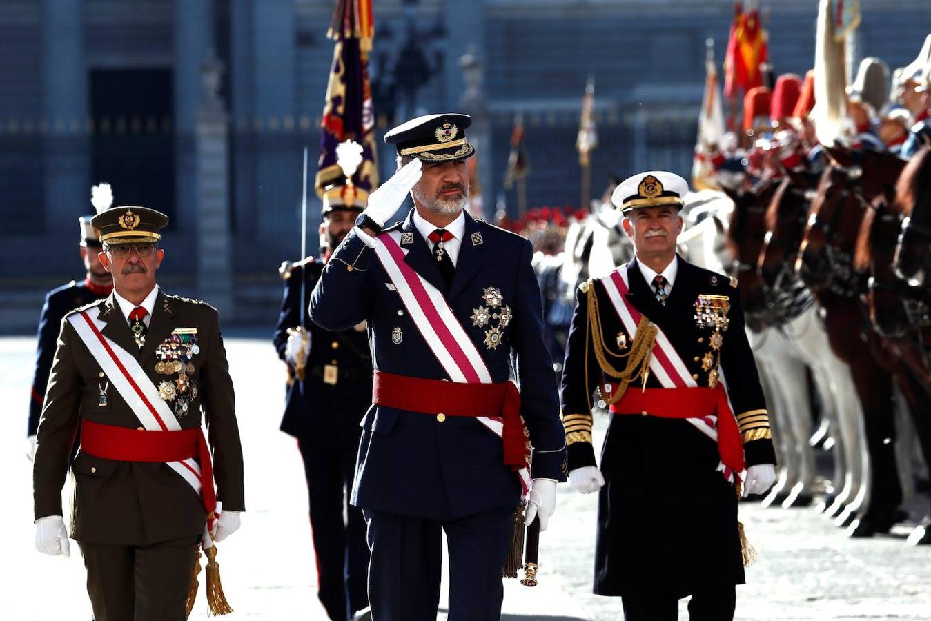 La Pascua Militar, en imágenes. El rey de España Felipe VI (c) pasa revista a la Guardia Real en el Patio de Armas antes del inicio de la ceremonia de la Pascua Militar en el Palacio Real