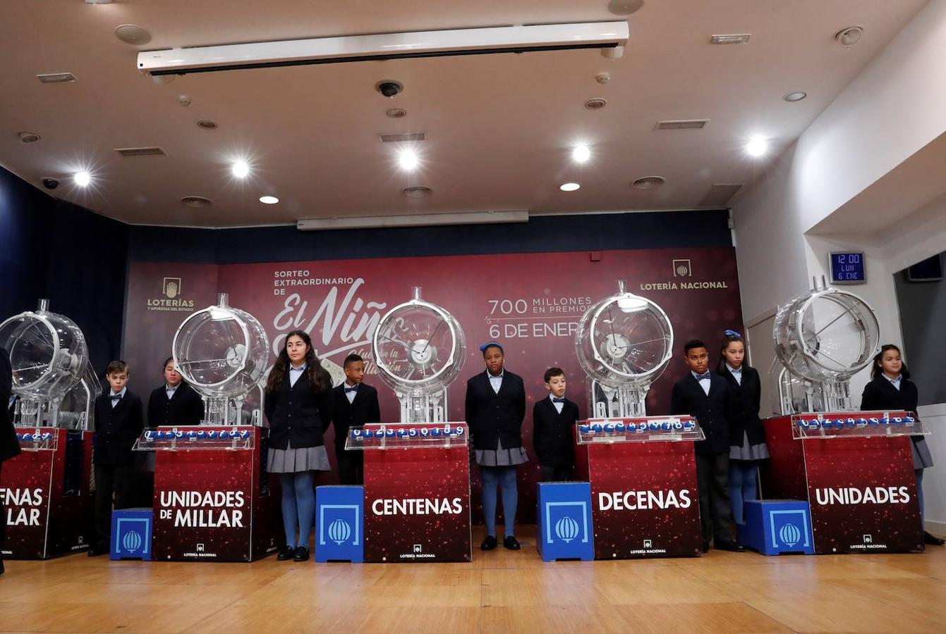 Vista del tradicional Sorteo Extraordinario del Niño, el segundo más importante de la Lotería Nacional, que se celebra este lunes en el Salón de Sorteos de Loterías y Apuestas del Estado de Madrid, y que repartirá 700 millones de euros en premios. 