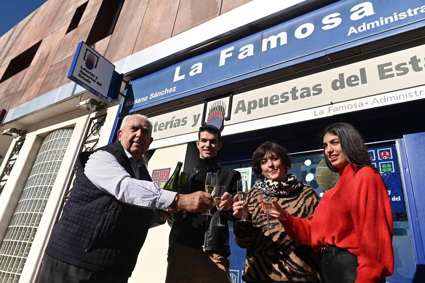 Los propietarios de la administración número 4 de Torrejón de Ardoz también celebran haber repartido el Primer Premio de la Lotería del Niño. 