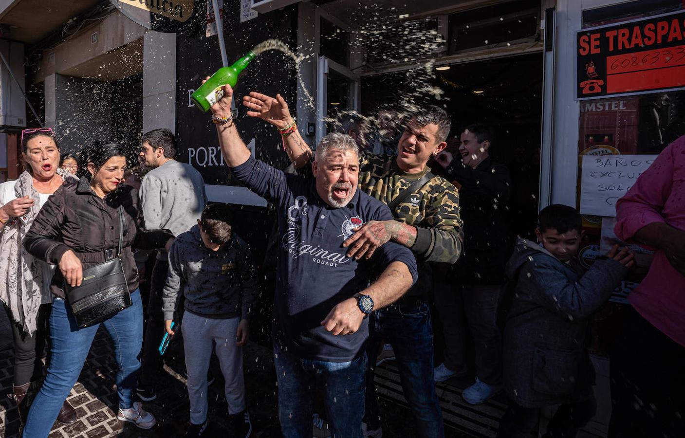 Celebración en el bar Portu, en Valencia, del Tercer Premio de la Lotería del Niño. 