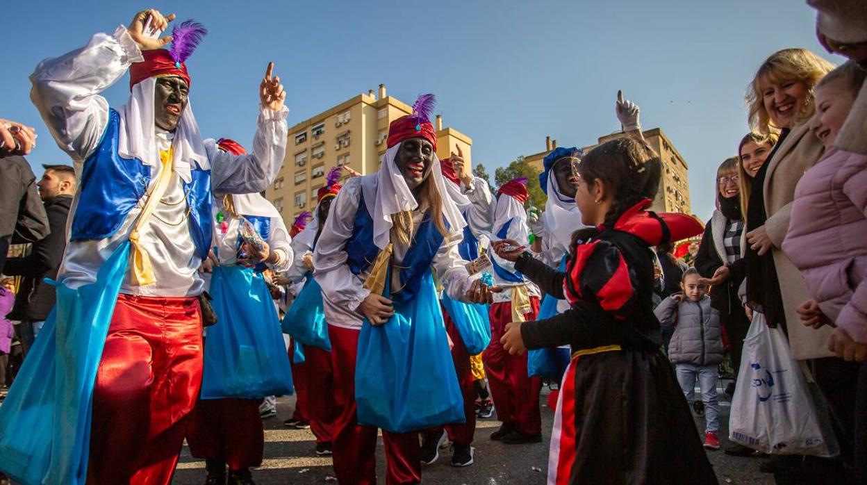 En imágenes, los Reyes Magos visitan los barrios de Sevilla