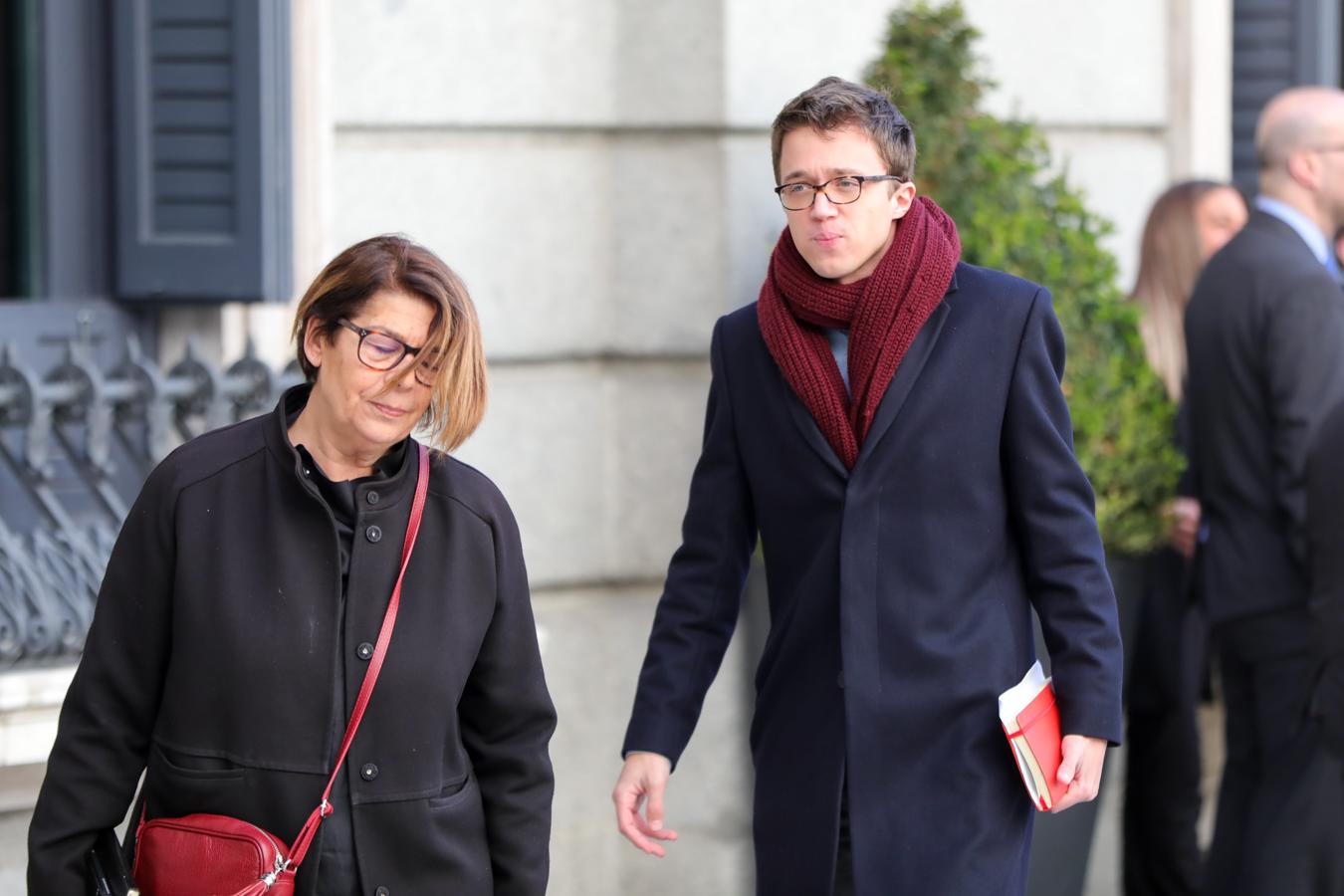 Los diputados de Más País Inés Sabanés (izquierda) e Íñigo Errejón llegan al Congreso. 