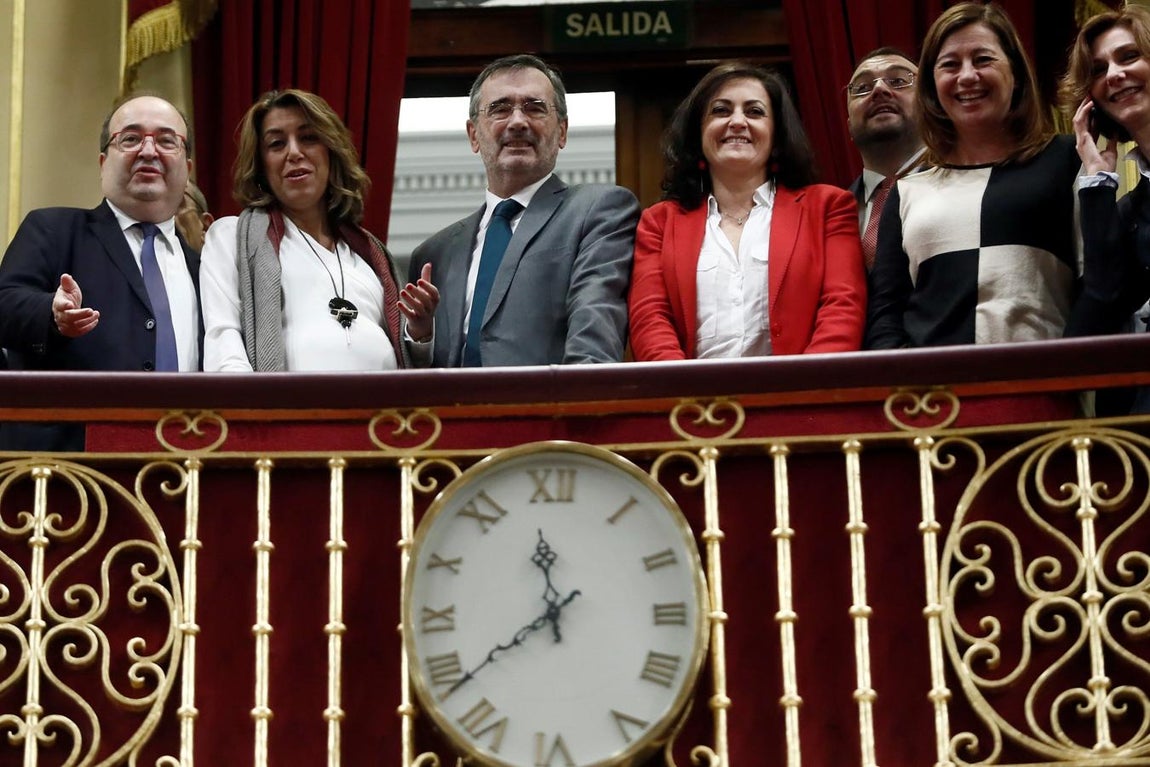 El líder de los socialistas catalanes, Miquel Iceta (izquierda); la líder del PSOE andaluz, Susana Díaz (segunda por la izquierda); el expresidente del Senado, Manuel Cruz; la presidenta de La Rioja, Concha Andreu (cuarta por la derecha), y la presidenta del Gobierno Balear, Francina Armengol (segunda por la derecha), a su llegada a la tribuna de invitados del Congreso. 