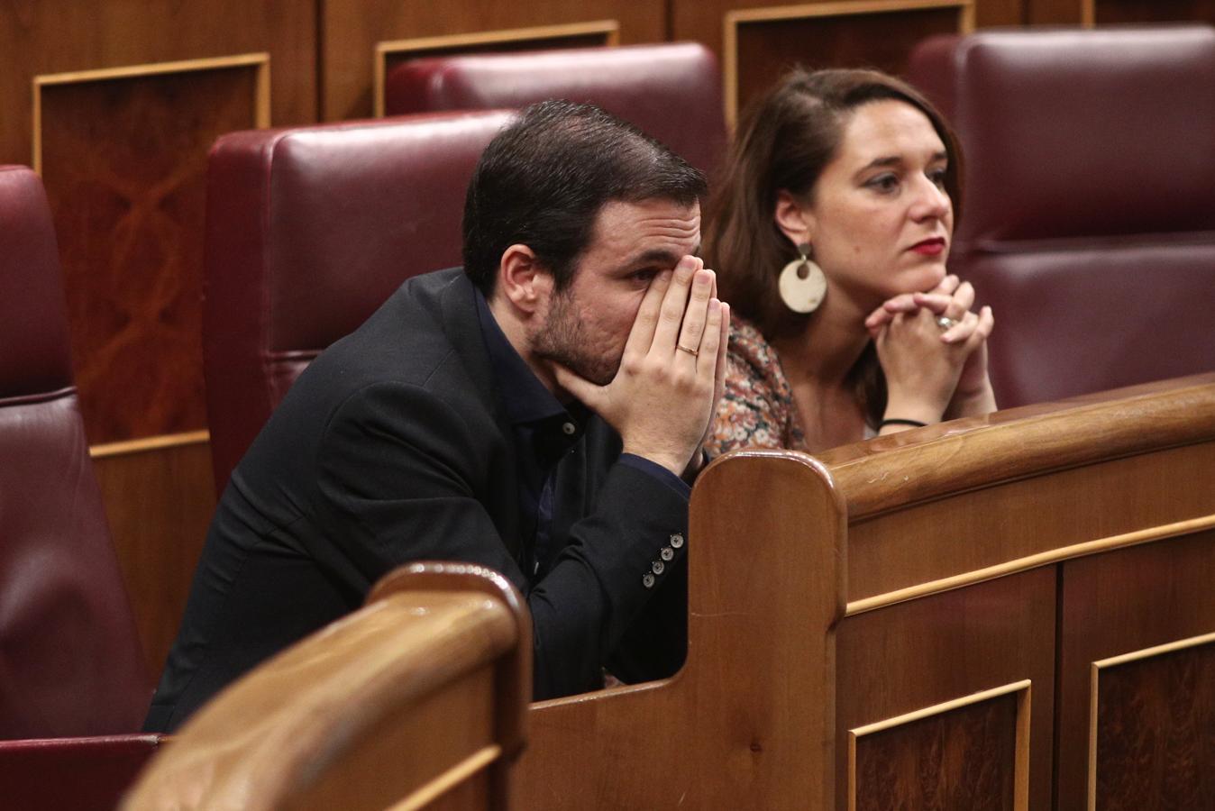 El coordinador federal de Izquierda Unida (IU), Alberto Garzón y la diputada de Unidas Podemos, Noelia Vera, en sus escaños. 