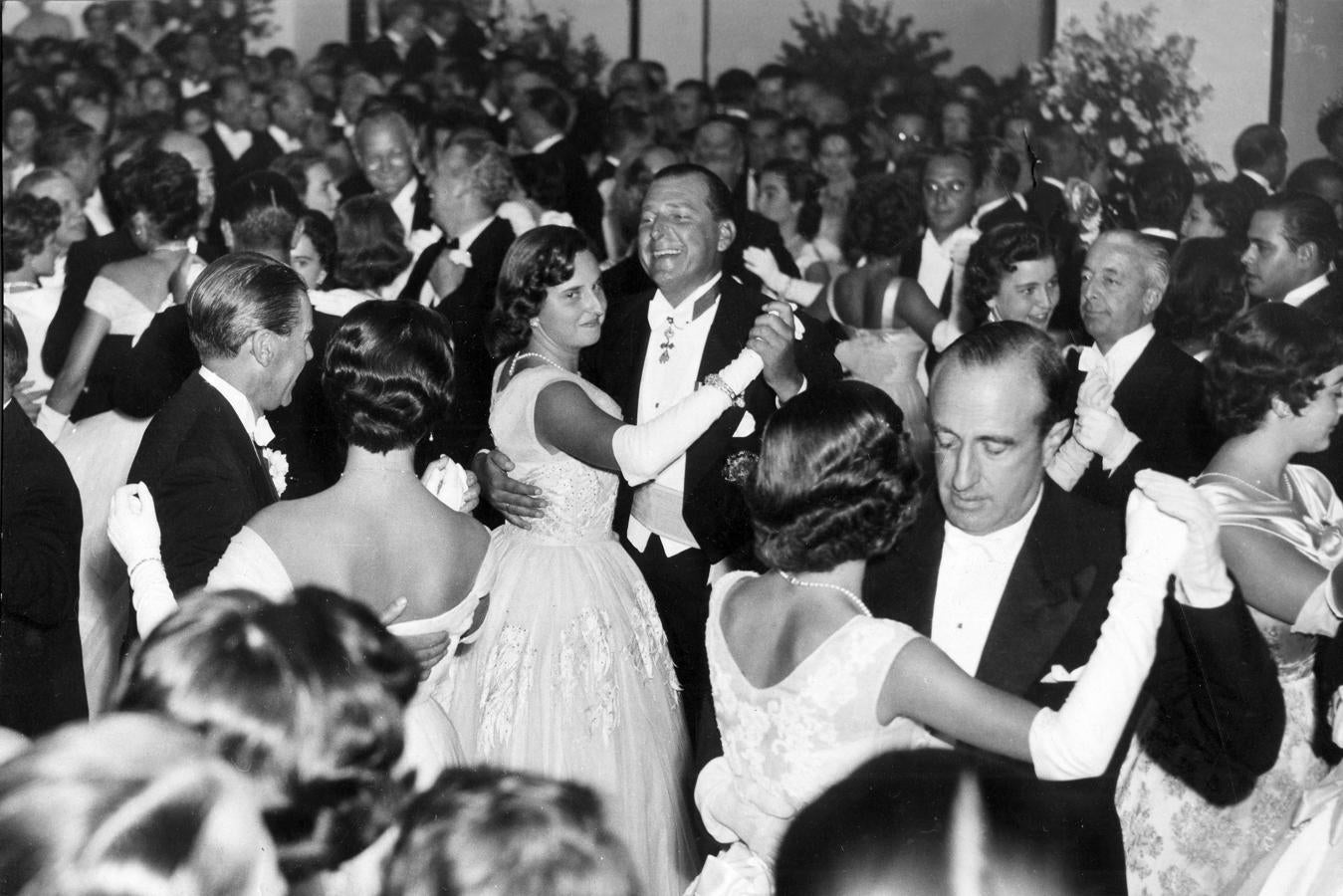 Don Juan bailando con su hija la Infanta Doña Pilar en su puesta de largo.