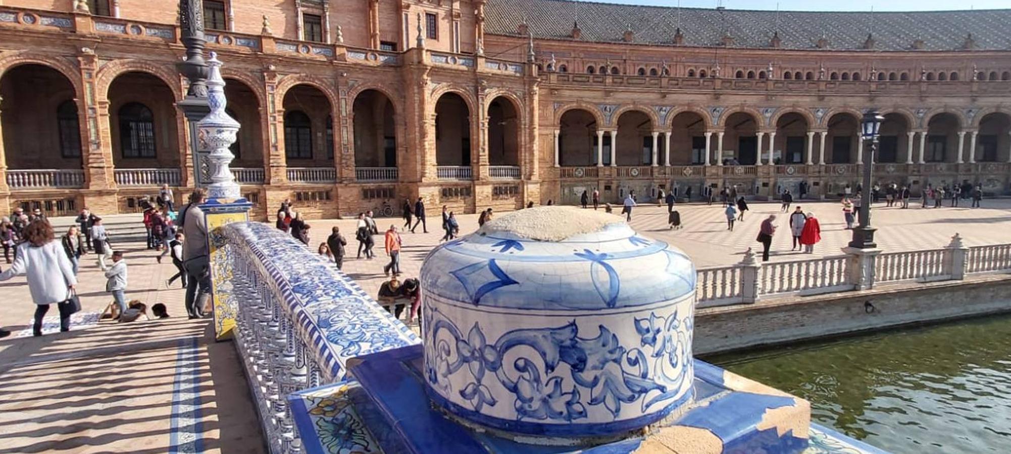 Desperfectos causados por nuevos actos vandálicos en la Plaza de España