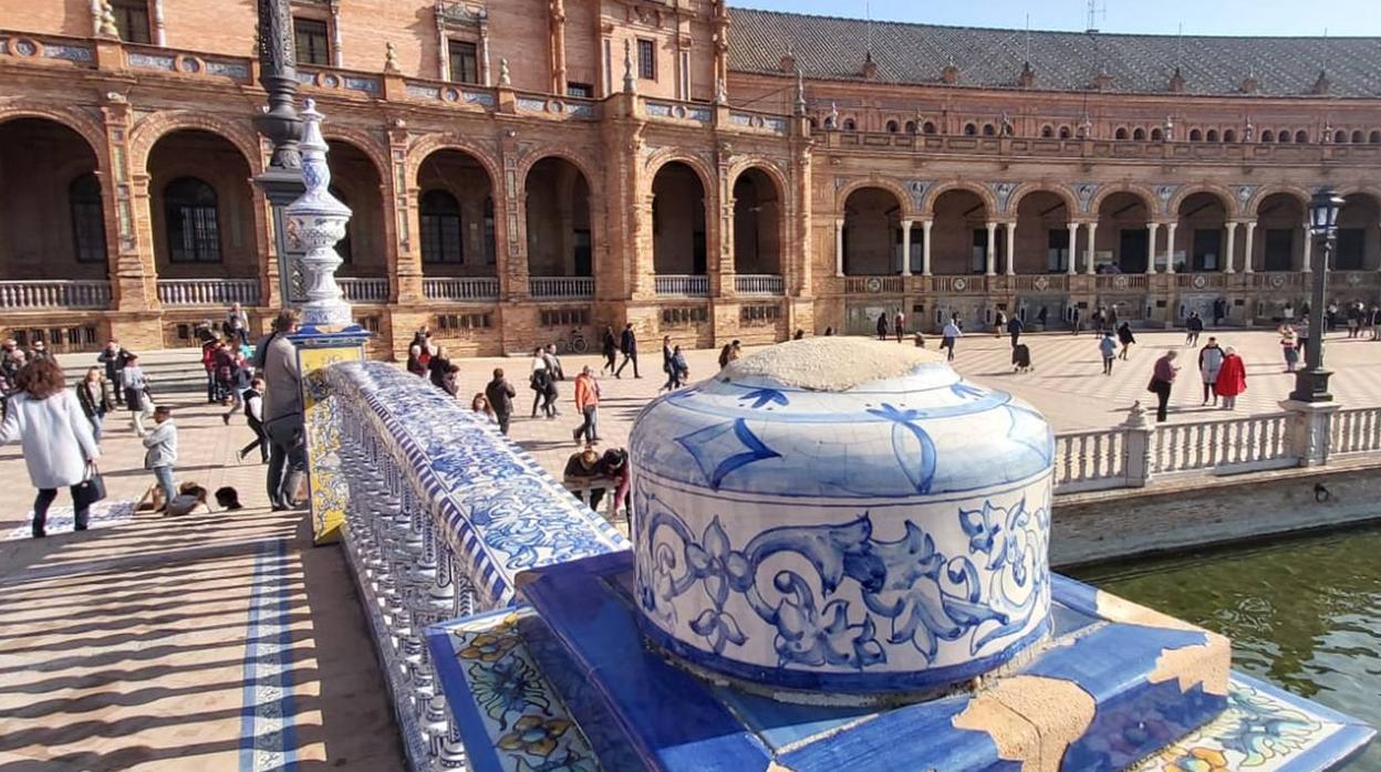 Desperfectos causados por nuevos actos vandálicos en la Plaza de España