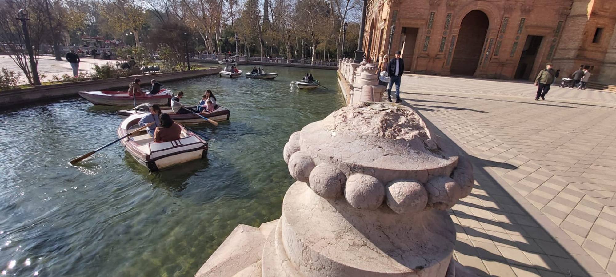 Desperfectos causados por nuevos actos vandálicos en la Plaza de España