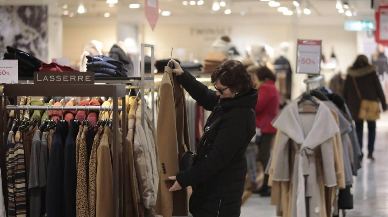 En imágenes: las rebajas de invierno arrancan en Sevilla