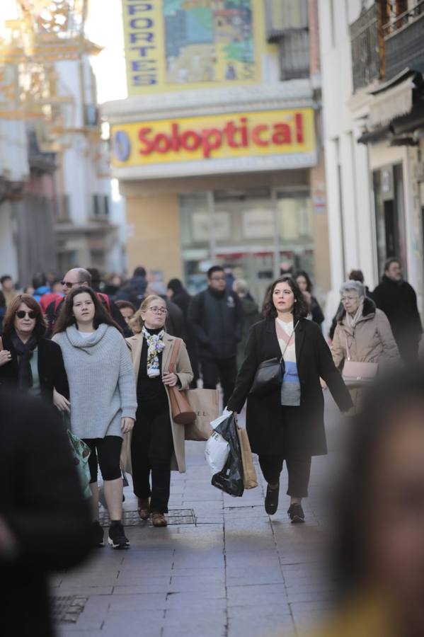 En imágenes: las rebajas de invierno arrancan en Sevilla