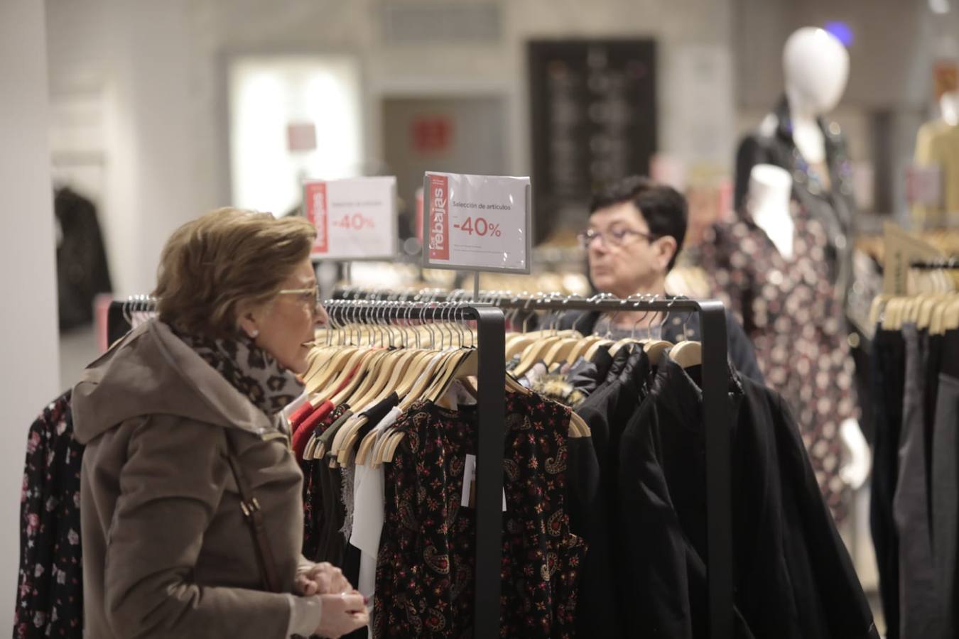 En imágenes: las rebajas de invierno arrancan en Sevilla