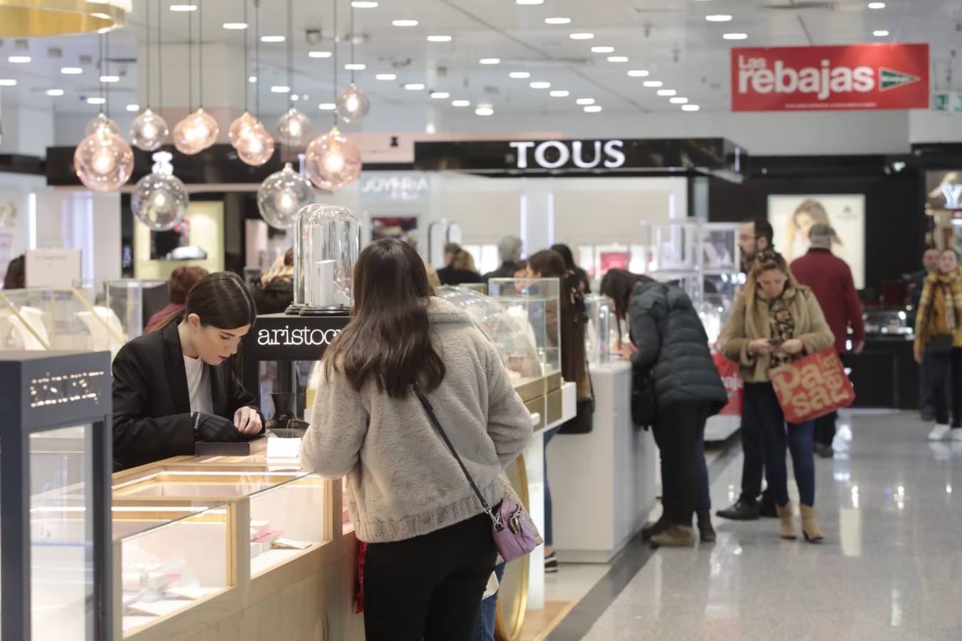 En imágenes: las rebajas de invierno arrancan en Sevilla