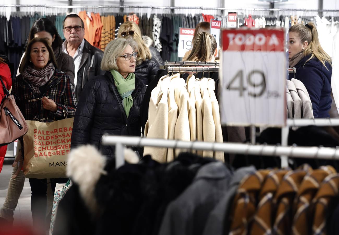 El primer día de rebajas de invierno en Córdoba, en imágenes