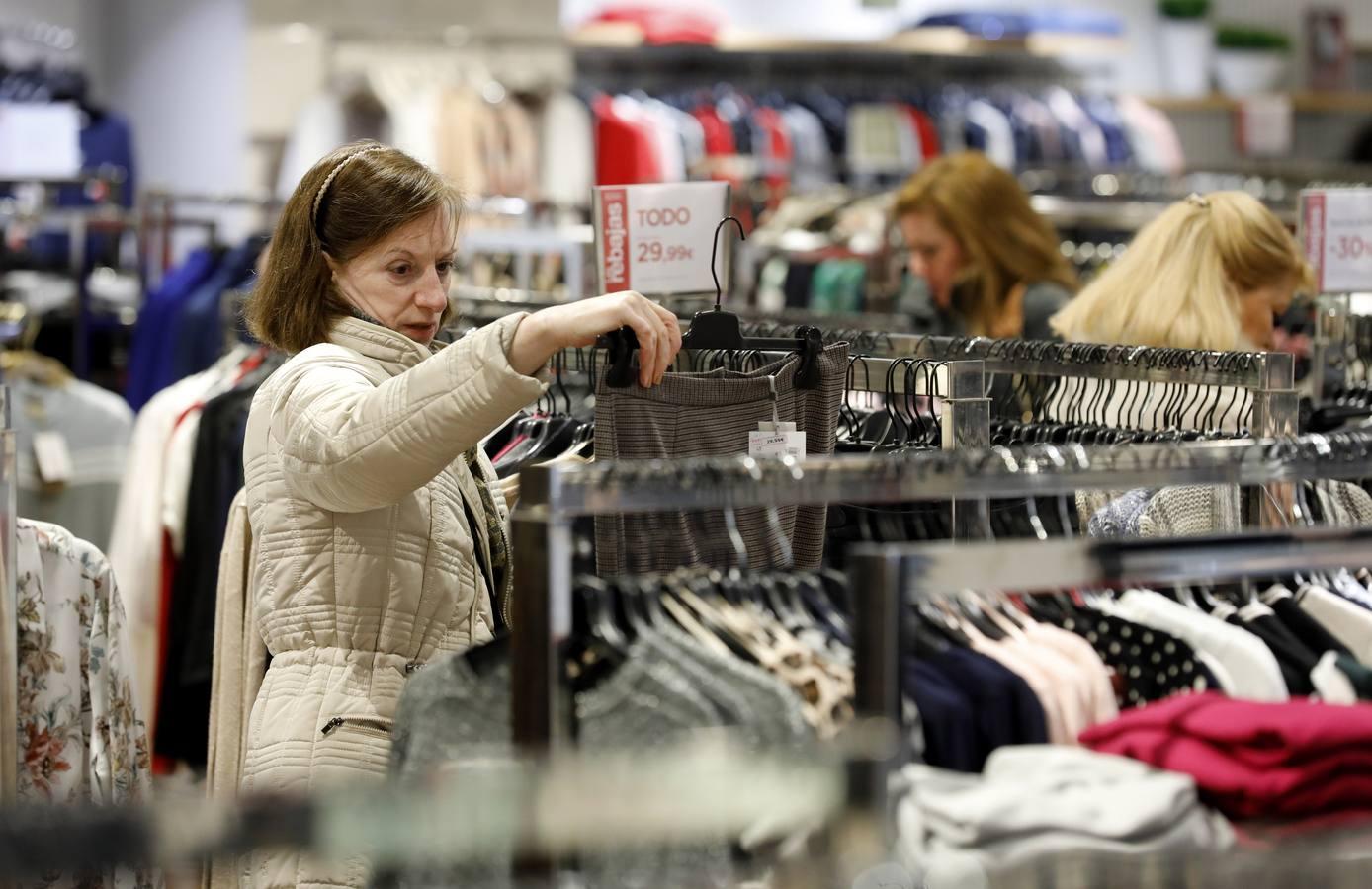 El primer día de rebajas de invierno en Córdoba, en imágenes