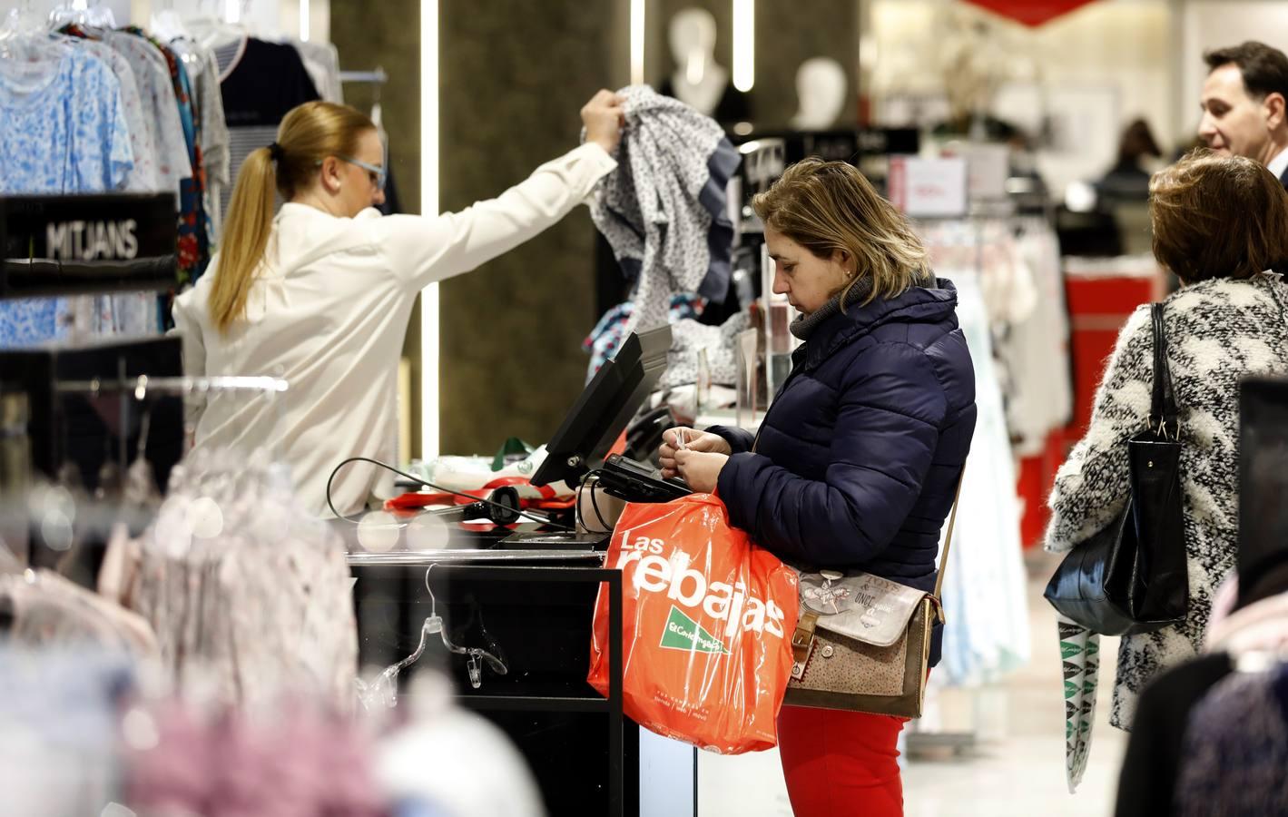 El primer día de rebajas de invierno en Córdoba, en imágenes