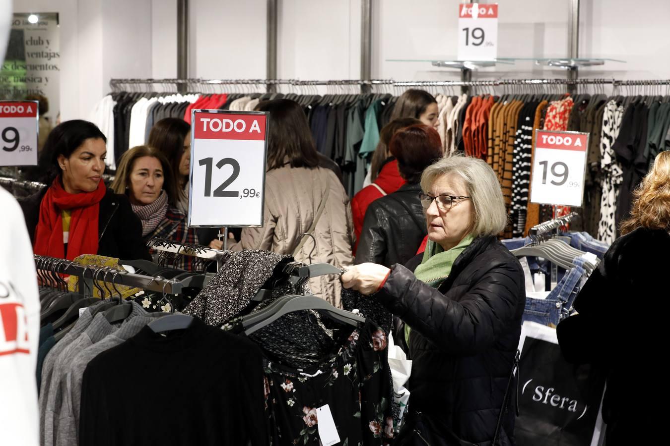 El primer día de rebajas de invierno en Córdoba, en imágenes