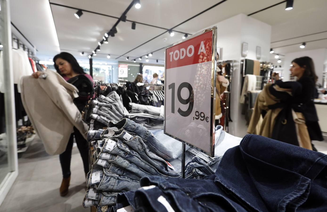 El primer día de rebajas de invierno en Córdoba, en imágenes