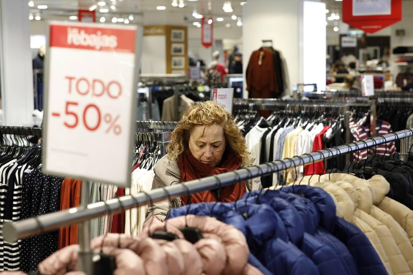 El primer día de rebajas de invierno en Córdoba, en imágenes