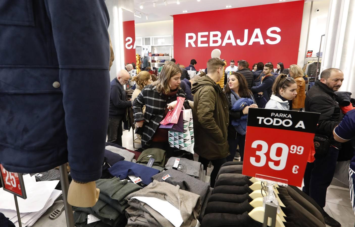 El primer día de rebajas de invierno en Córdoba, en imágenes