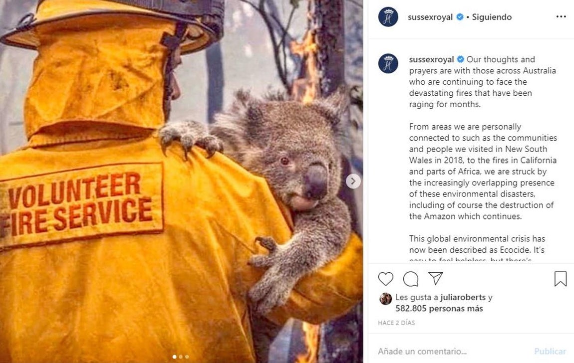 Duques de Sussex. «Nuestros pensamientos y oraciones están con aquellos en toda Australia que continúan enfrentando los incendios devastadores que han estado ocurriendo durante meses.Desde áreas con las que estamos conectados personalmente, como las comunidades y las personas que visitamos en Nueva Gales del Sur en 2018, hasta los incendios en California y partes de África, nos sorprende la presencia cada vez más superpuesta de estos desastres ambientales, incluida, por supuesto, la destrucción del Amazonas que continúa.Esta crisis ambiental global ahora se ha descrito como Ecocidio. Es fácil sentirse impotente, pero siempre hay una manera de ayudar.Para saber cómo puede prestar su apoyo, consulte los enlaces a continuación para ayudar como lo hemos hecho»