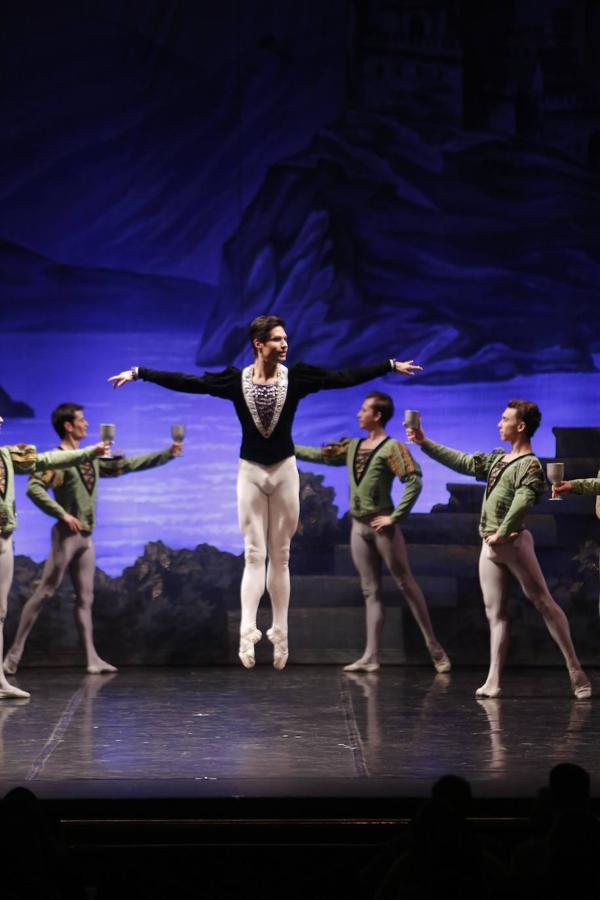 «El lago de los cisnes» en el Gran Teatro de Córdoba, en imágenes