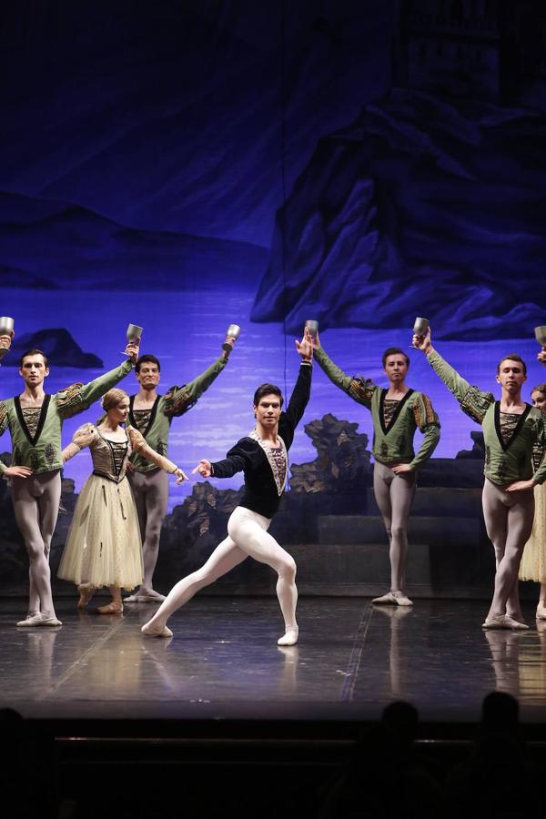 «El lago de los cisnes» en el Gran Teatro de Córdoba, en imágenes