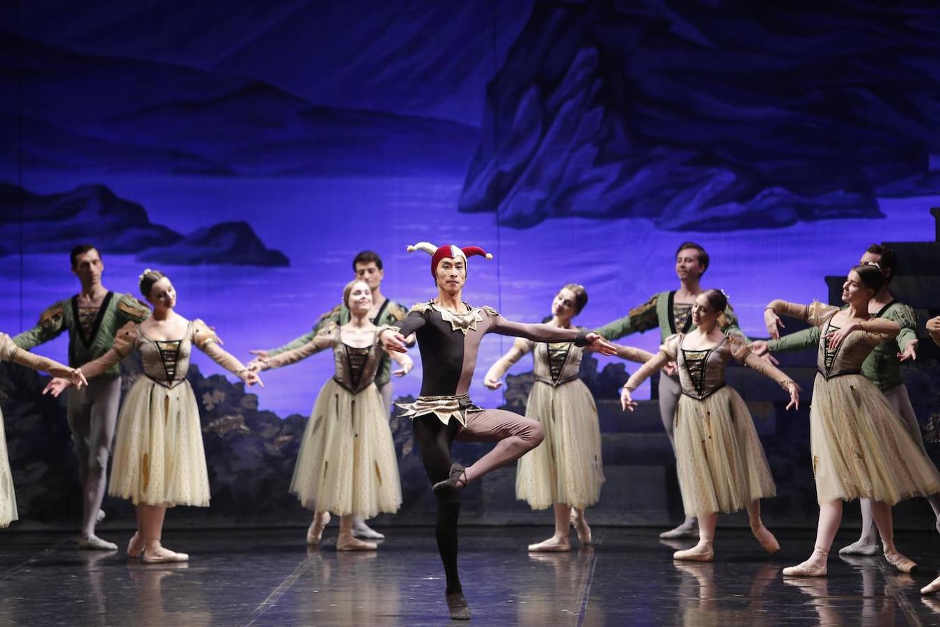 «El lago de los cisnes» en el Gran Teatro de Córdoba, en imágenes