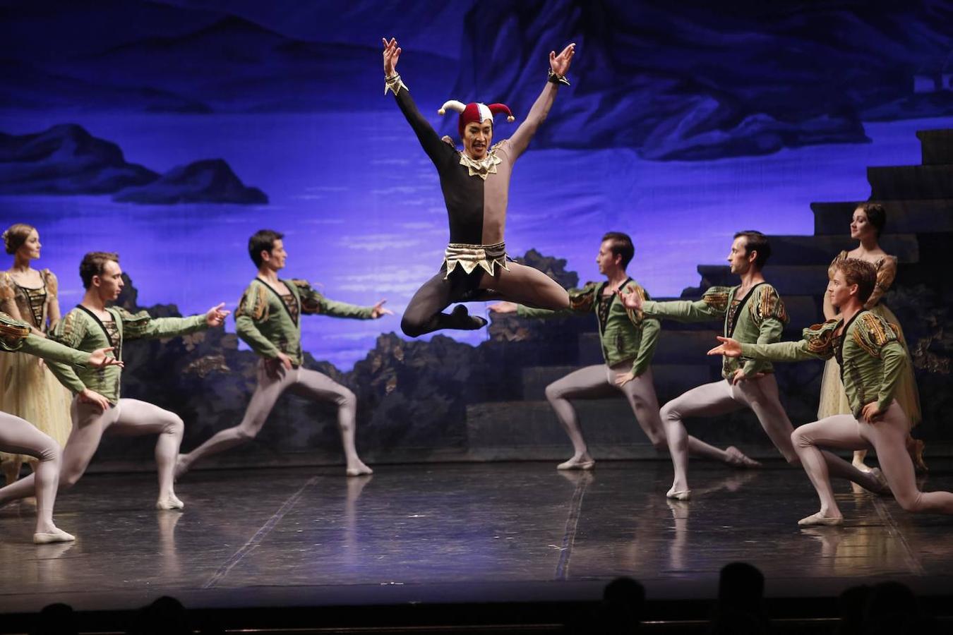 «El lago de los cisnes» en el Gran Teatro de Córdoba, en imágenes