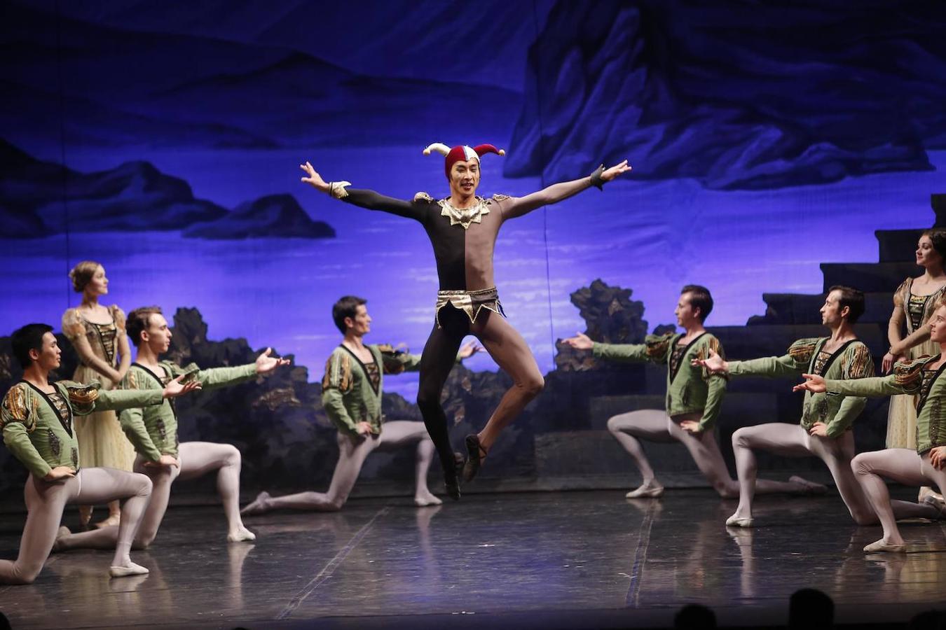 «El lago de los cisnes» en el Gran Teatro de Córdoba, en imágenes