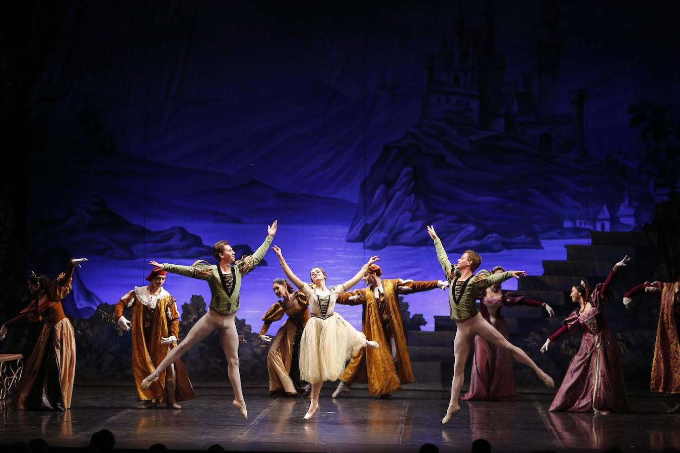 «El lago de los cisnes» en el Gran Teatro de Córdoba, en imágenes