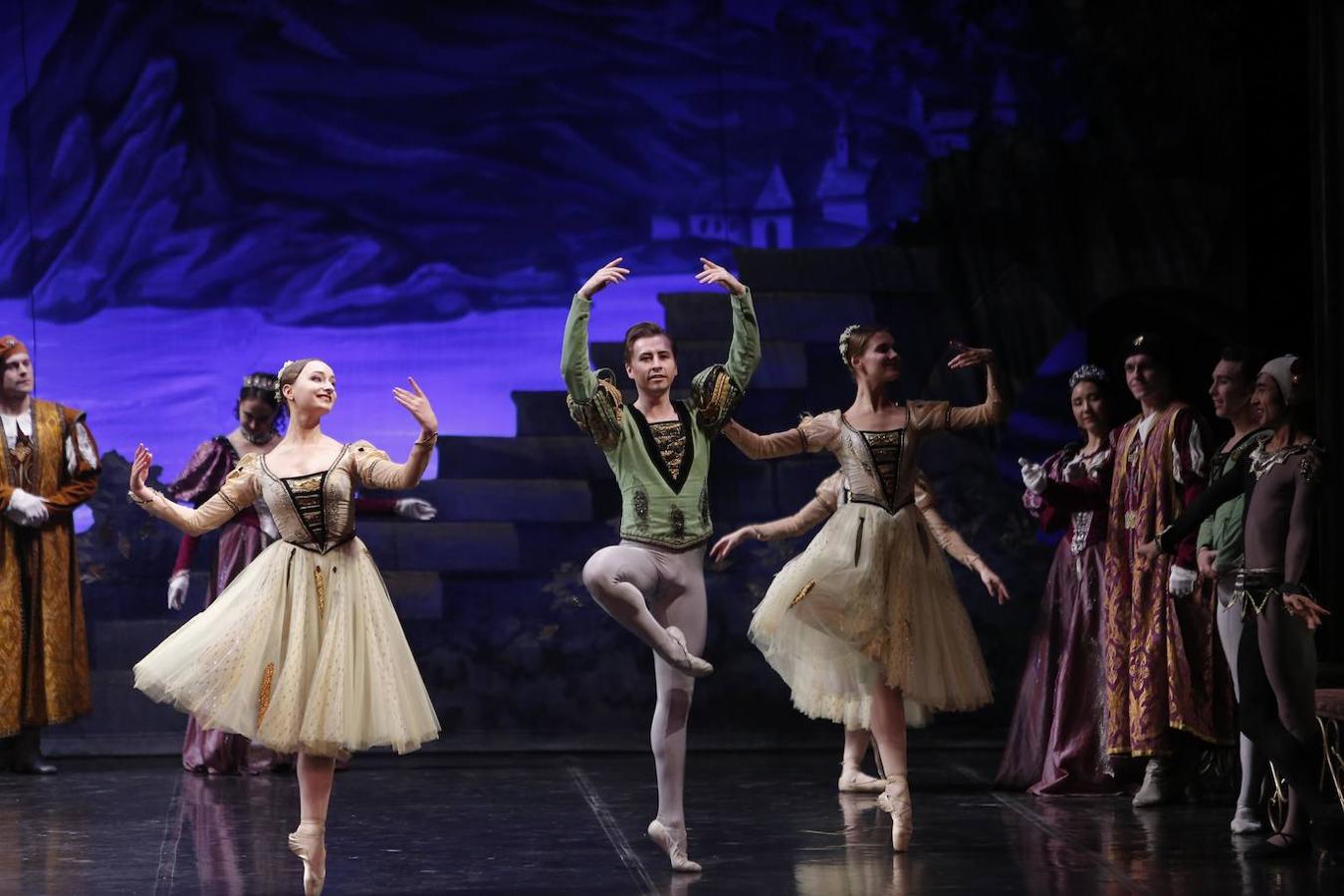 «El lago de los cisnes» en el Gran Teatro de Córdoba, en imágenes